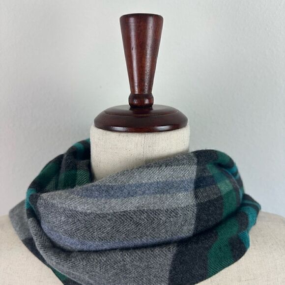 EUC Chelsey Women’s Scarf - Picture 5 of 6